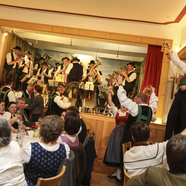 Starkbierfest mit der Musikkapelle Bayrischzell und Gästen im Klosterhof zur Post.