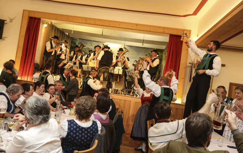 Starkbierfest mit der Musikkapelle Bayrischzell und Gästen im Klosterhof zur Post.