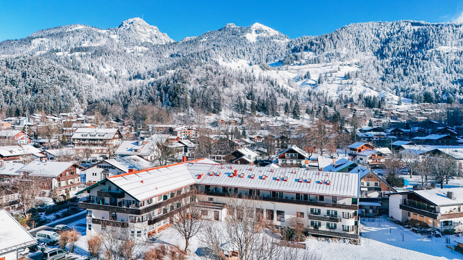 Das Hotel Klosterhof zur Post im Winter im Hintergrund der Wendelstein