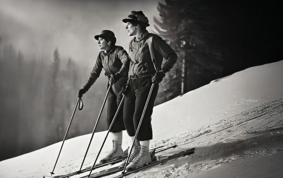 Nostalgie-Skifahren am Sudelfeld. Paar in alter Skikleidung am Berg