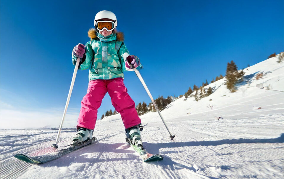 Kind beim Skifahren