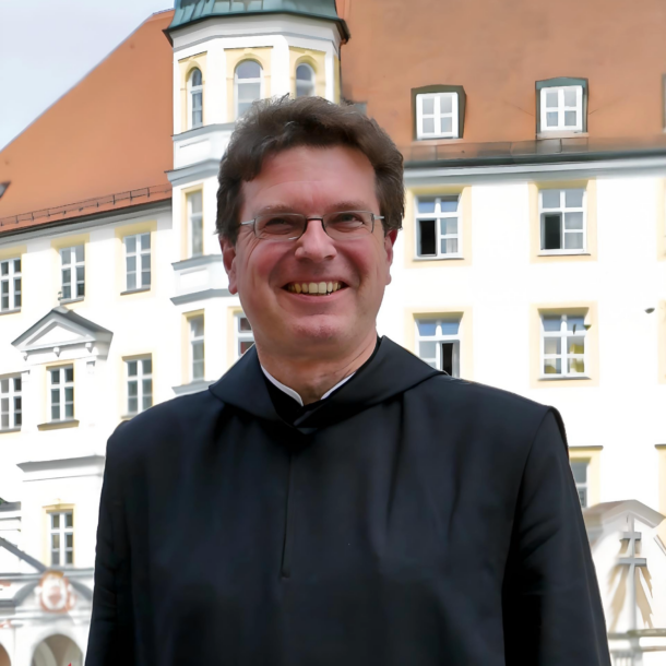 Pater Lukas vor dem Kloster Scheyern