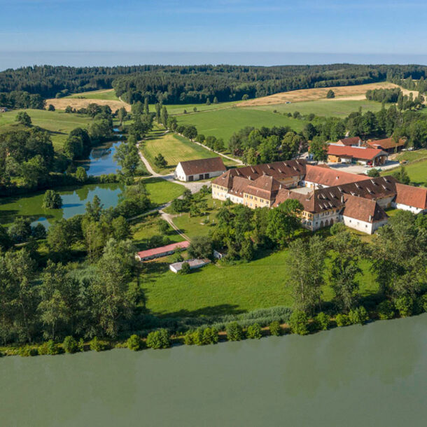 Klostergut Prielhof mit Weihern zu Zucht von Karpfen Luftaufnahme