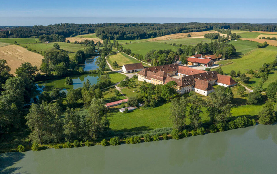 Klostergut Prielhof mit Weihern zu Zucht von Karpfen Luftaufnahme